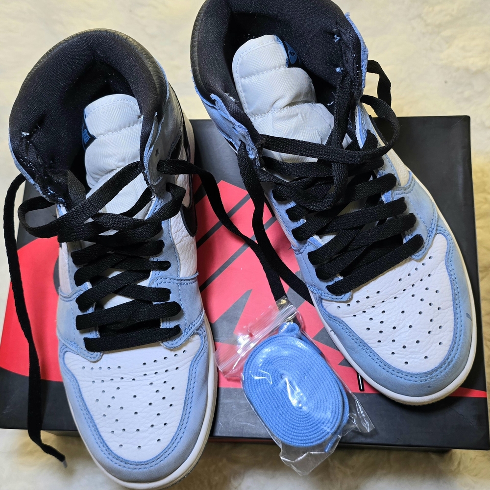 Stylish Blue and White High-Top Sneakers - Picture 3 of 8